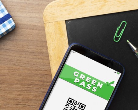 МОН реши: Учениците със зелен сертификат се връщат в клас, останалите - онлайн