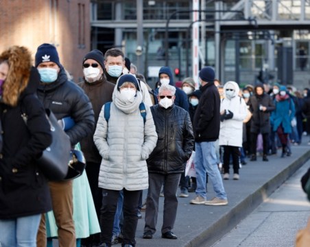 Задължителна ваксинация за военните в Германия и за хората над 60 години в Чехия