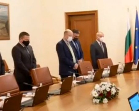 Заседанието на Министерски съвет започна с минута мълчание