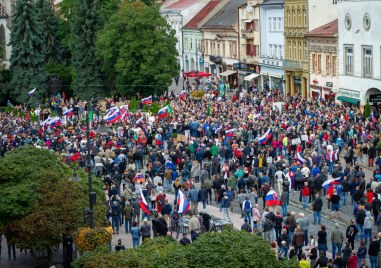 Властите в Словакия разпоредиха двуседмичен локдаун за да забавят разпространението
