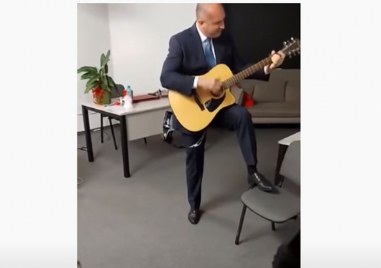 Президентът Румен Радев показа уменията си на китара Той събра