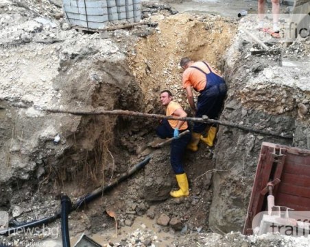 Авария в центъра на Пловдив, без вода са жителите на улица 