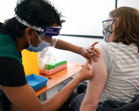 Кой кого шани? Антиваксъри в Гърция си платили за фалшиви ваксини, но им поставили истински