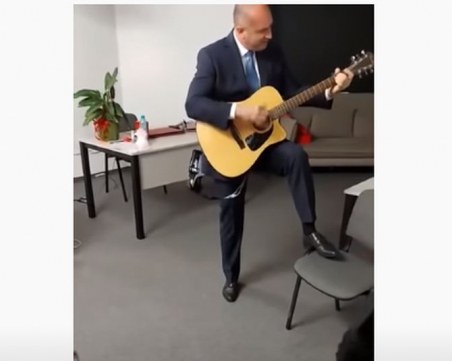 Румен Радев показа умения на китара