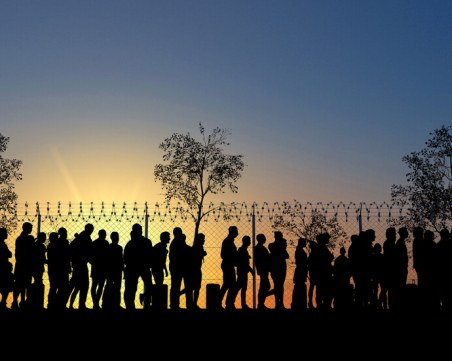 Заловиха микробус с 26 незаконни мигранти в Бургаско