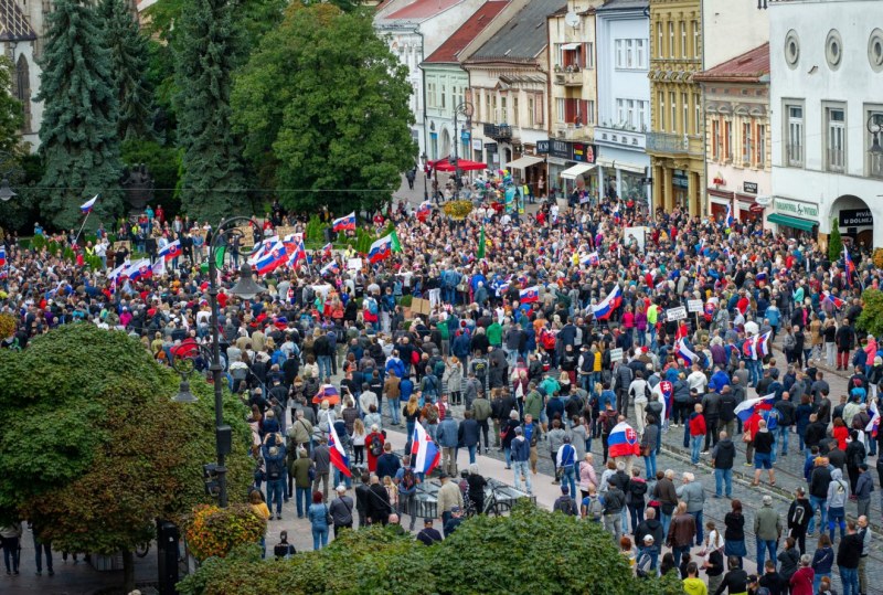 Властите в Словакия разпоредиха двуседмичен локдаун, за да забавят разпространението