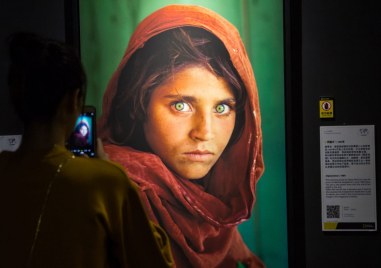 Афганистанското момиче което стана известно след като се появи на