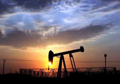 Цените на водещите сортове петрол поевтиняват силно в петък на