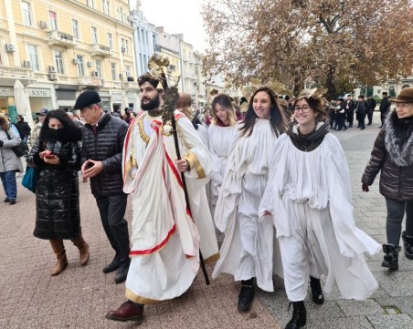 Бог Дионис и Стела Балтова отляха първата чаша елексир на Дефилето на младото вино в Пловдив