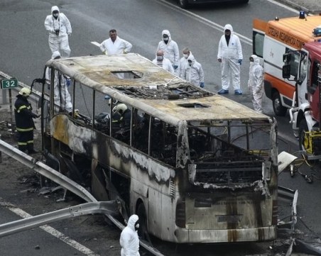 Намериха мистериозно изчезналото тяло в изгорелия автобус на АМ 