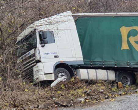 Тежка катастрофа край Враца! Тир удари кола, загина младо семейство