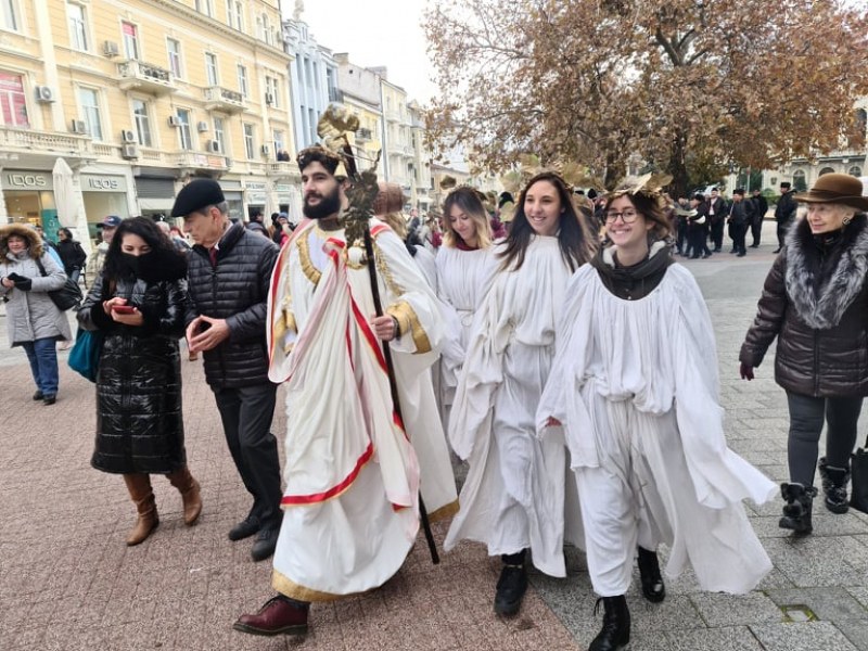 Бог Дионис и Стела Балтова отляха първата чаша елексир на Дефилето на младото вино в Пловдив