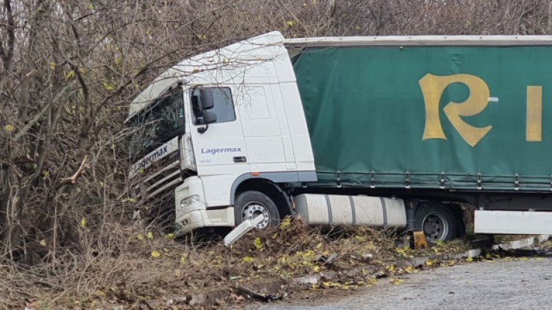 Тежка катастрофа край Враца! Тир удари кола, загина младо семейство