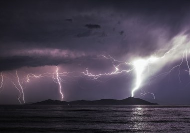 Силна Буря връхлетя Гърция тази нощ и предизвика свлачища наводни сгради и