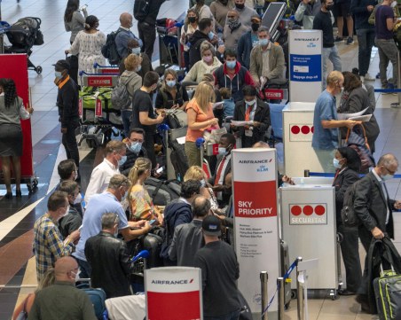 Чуждестранни туристи наводниха летищата в ЮАР в опит спешно да напуснат страната