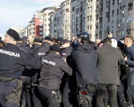 Масови сблъсъци в Сърбия: Активисти блокираха мостове и пътища срещу нови закони