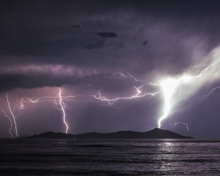 Силна буря връхлетя Гърция, наводни сгради и блокира пътни артерии