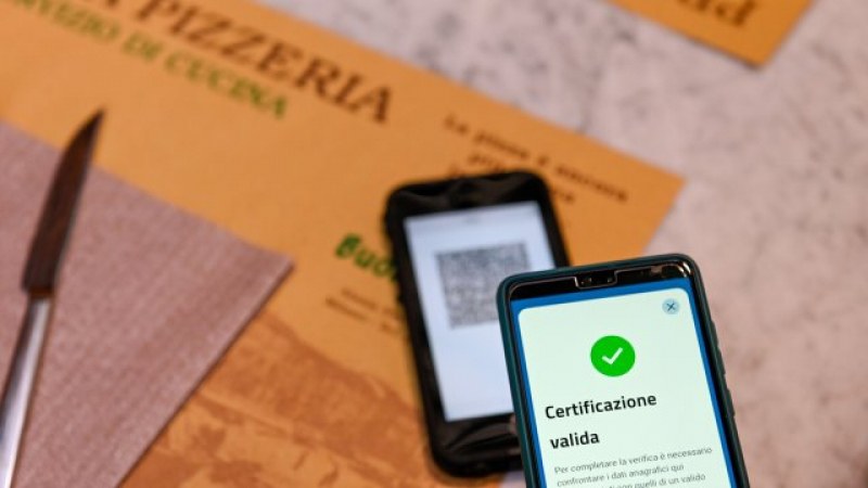 Разкриха мрежа за фалшиви COVID сертификати в Италия