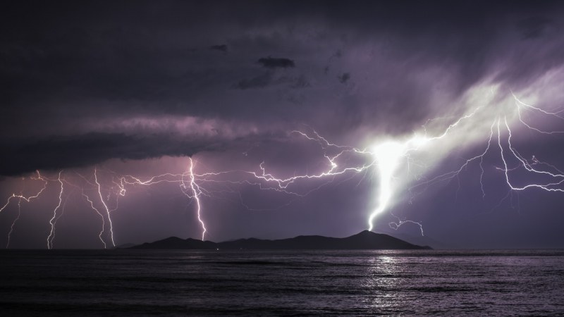 Силна Буря връхлетя Гърция тази нощ и предизвика свлачища, наводни