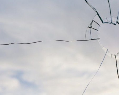 Греда от строеж се разби в дома на семейство с бебе