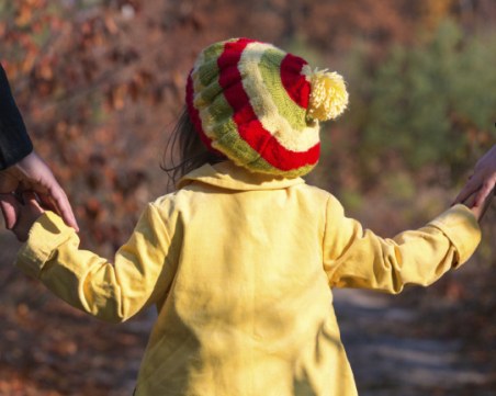 Връщат до 1350 лв. на родители с три деца