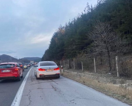 Задръстване блокира АМ Тракия