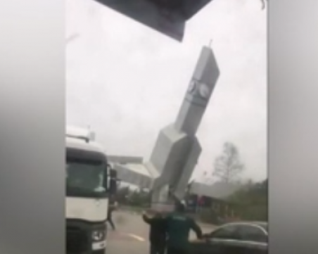 Майка загина в опит да защити детето си от падащ покрив в Турция