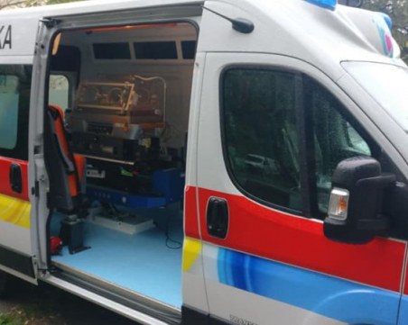 Недоносено бебе в Асеновград бе спасено с кувьоза и линейката от 