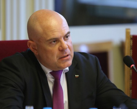 Спецпрокуратурата отказа да образува проверка срещу главния прокурор по сигнал на Рашков