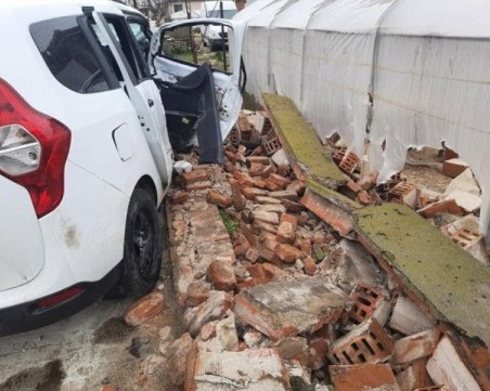 Тийнейджър открадна кола край Пловдив, заби се с нея в масивна ограда и избяга