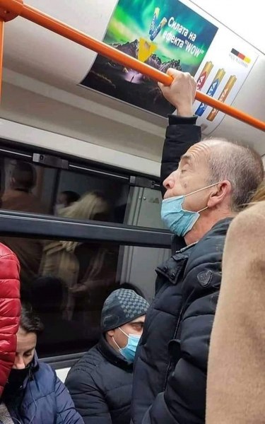 Носи ли маска доц. Мангъров в градския транспорт?