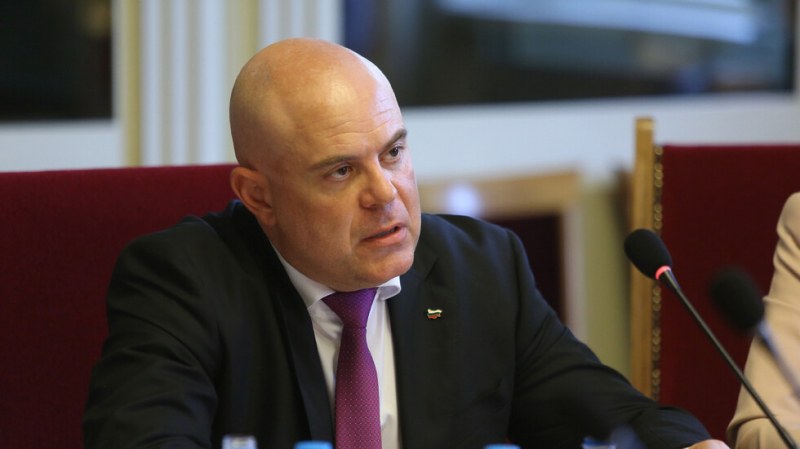 Спецпрокуратурата отказа да образува проверка срещу главния прокурор по сигнал на Рашков