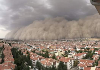 Серия верижни катастрофи станаха днес в Турция заради мощна пясъчна