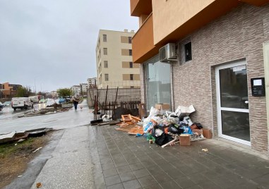 Камара от строителни и битови отпадъци се трупа пред новостроящия