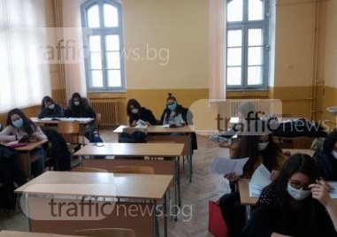 Учениците от V до XII клас в Пловдив се връщат в красните стаи на