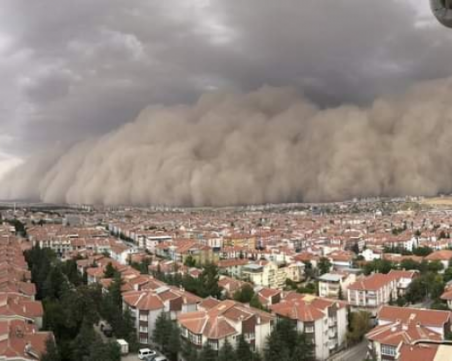 Множество верижни катастрофи в Турция заради пясъчна буря