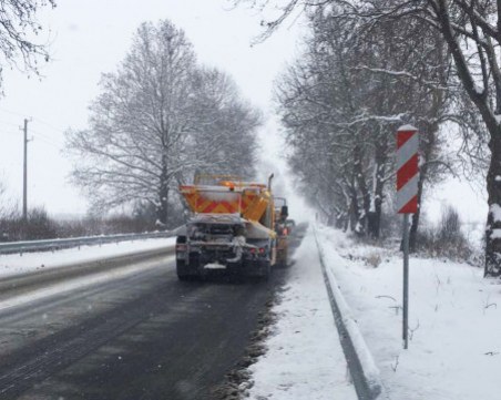 Ограничиха движението през Троянския проход, сериозен снеговалеж и на Петрохан