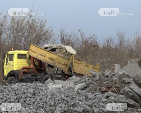 Пловдивска фирма изсипва тонове строителни отпадъци в Тракия върху частни терени