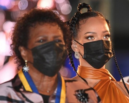 Барбадос вече е република, а Риана беше обявена за национален герой