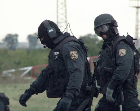 Тежковъоръжен мъж се барикадира в село Сърница