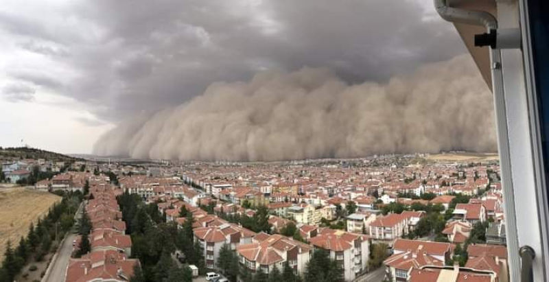 Множество верижни катастрофи в Турция заради пясъчна буря