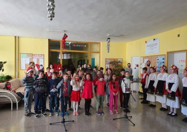 В първия ден на декември бяха запалени светлините на Коледната