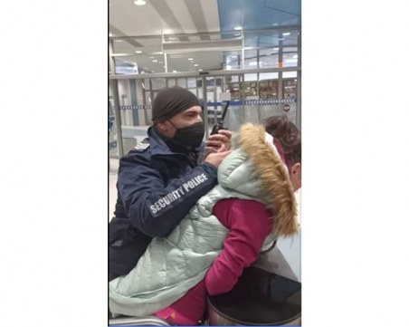 Арестуваха жена без маска в столицата, разбили и устата