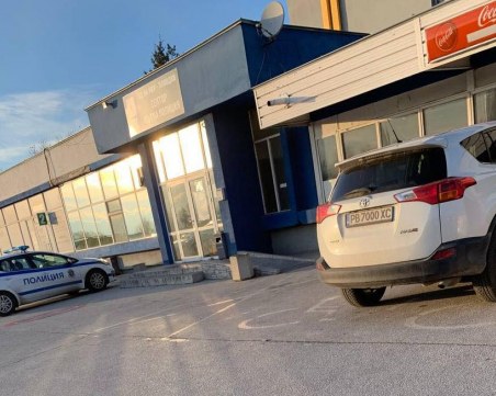 Когато си с връзки! Паркираш на две инвалидни места пред КАТ, без никой да не те види