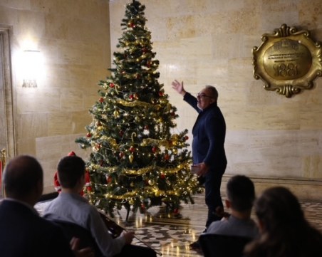 Светлинките на коледната елха огряха фоайето на Драматичния театър