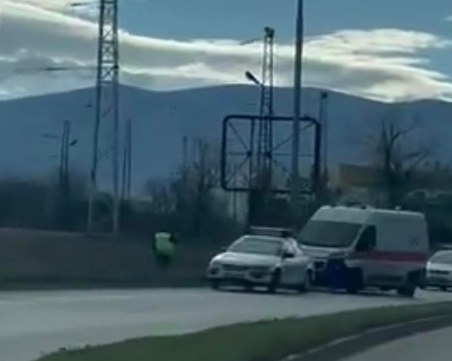 Жена се заби в стълб в Тракия, откараха я в болница