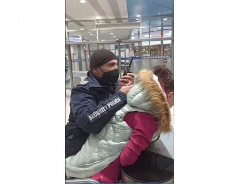 Арестуваха жена без маска в столицата, разбили и устата