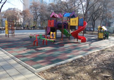 Нова детска площадка радва малчуганите в Северен Тя се намира на