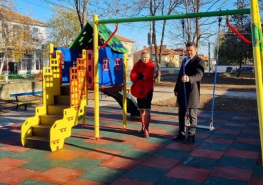 Детска площадка с модерни съоръжения за игра вече радва децата