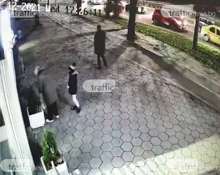 Баба дава пример на внучето си как се краде в час пик в Пловдив